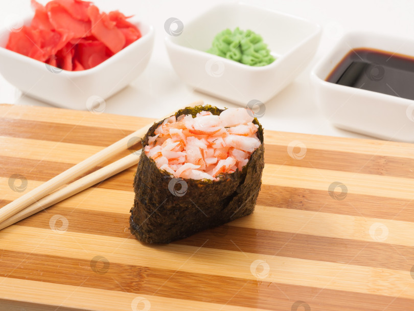 Скачать гункан с креветками на деревянной доске. Японская кухня фотосток Ozero