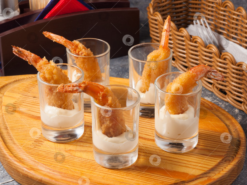 Скачать вкусные королевские креветки в панировке с чесночным соусом фотосток Ozero
