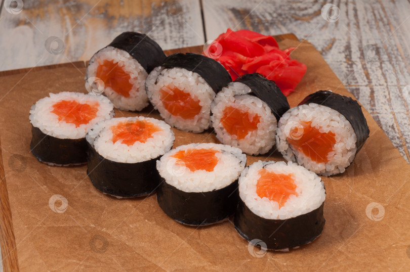 Скачать традиционная японская кухня. роллы с рисом и лососем фотосток Ozero