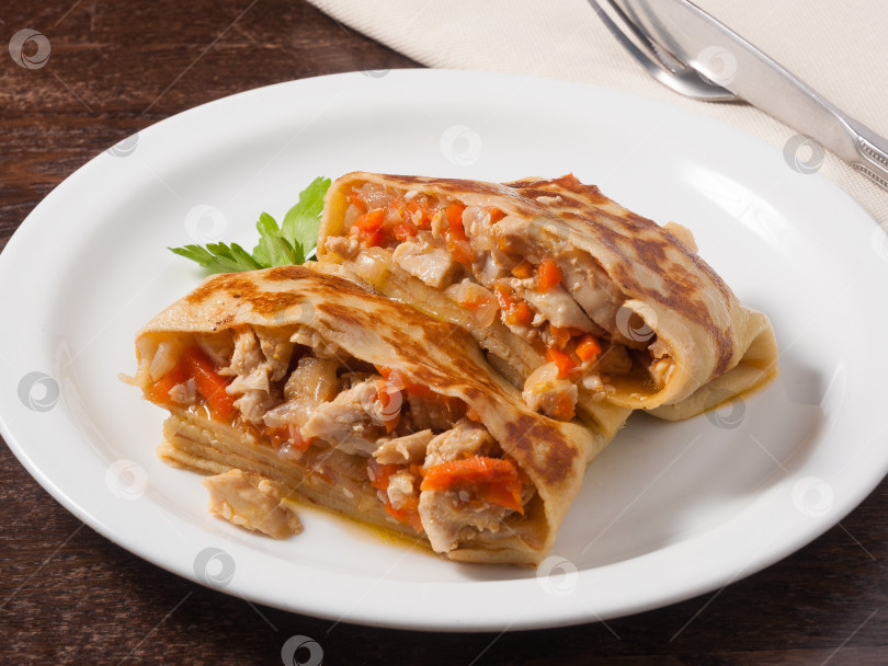 Скачать сытный блинчик с курицей луком и морковью фотосток Ozero