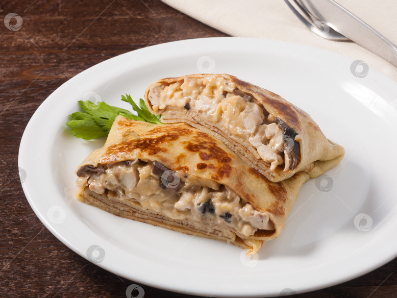 Скачать горячие блинчики с курицей грибами и сыром фотосток Ozero