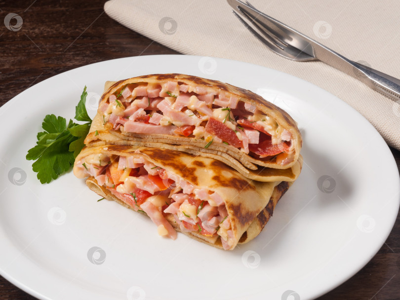 Скачать вкусные блинчики с ветчиной сыром и помидорами фотосток Ozero