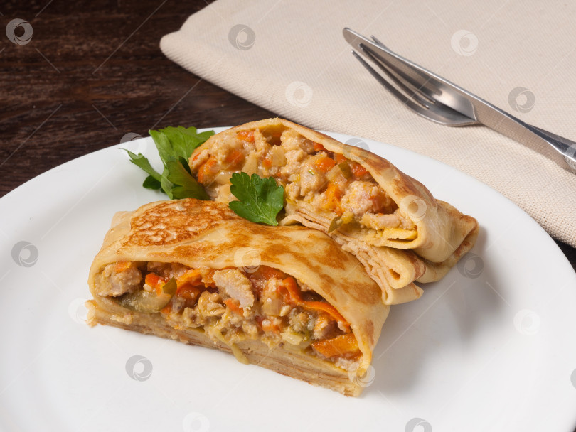 Скачать сытный блинчик с курицей солеными огурцами луком и морковью фотосток Ozero
