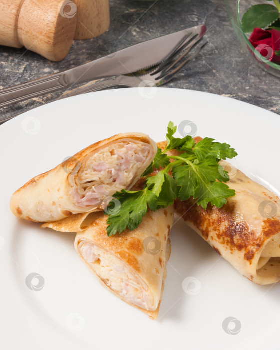 Скачать вкусные блинчики с ветчиной и сыром фотосток Ozero