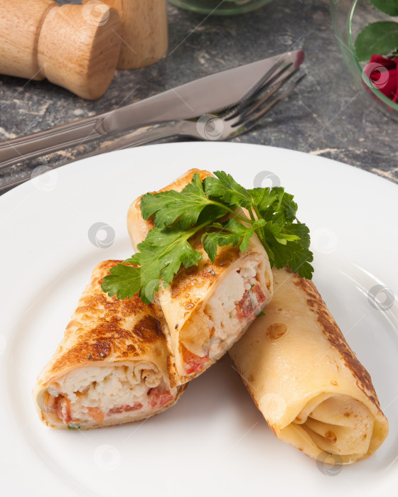 Скачать вкусные поджаренные блинчики с помидорами и сыром фотосток Ozero