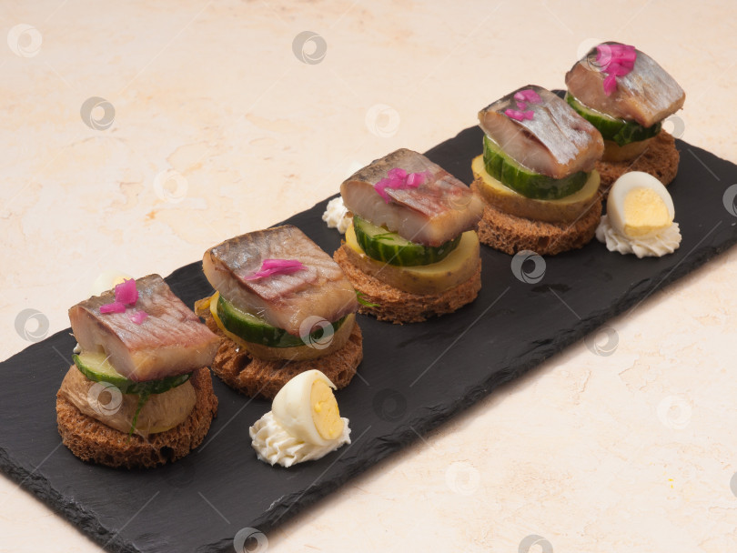 Скачать вкусные канапе с сельдью, картофелем и огурцом фотосток Ozero