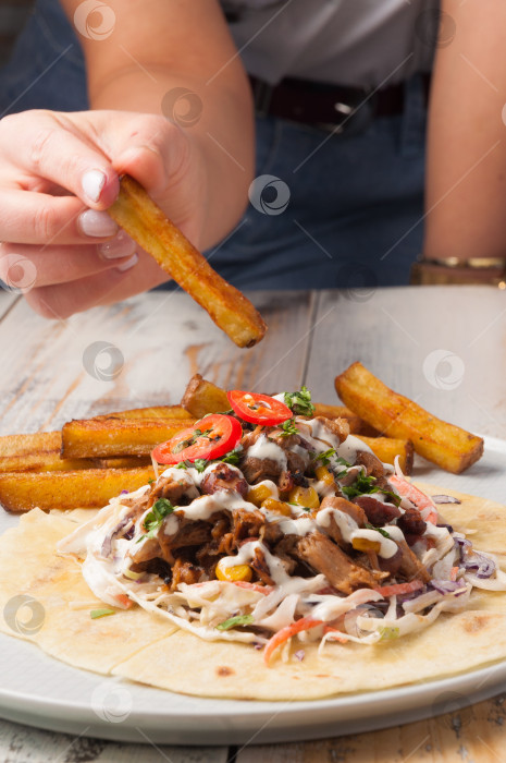 Скачать обед с мясом и овощами на тортильях и картофелем фри фотосток Ozero