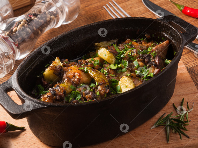 Скачать запеканка в горшочке с солеными огурцами и картофелем на деревянной доске фотосток Ozero