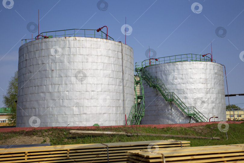 Скачать Старинные промышленные резервуары для хранения топлива на заводе фотосток Ozero