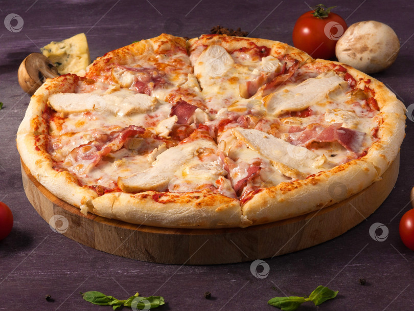 Скачать пицца с курицей, беконом и сыром на деревянной доске фотосток Ozero