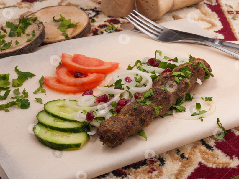 Скачать шашлык из говядины с луком, огурцами, помидорами и зеленью фотосток Ozero