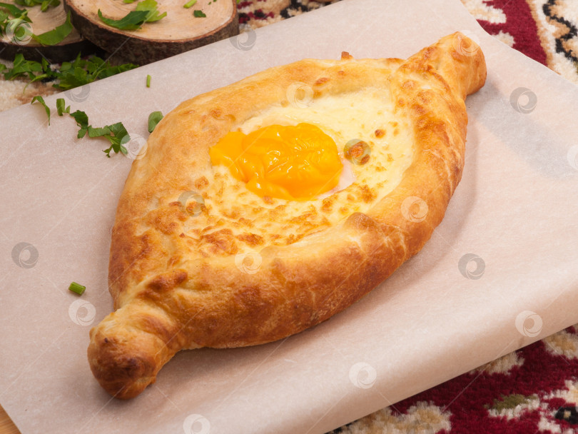 Скачать традиционная грузинская кухня - хачапури по-аджарски с яйцом фотосток Ozero
