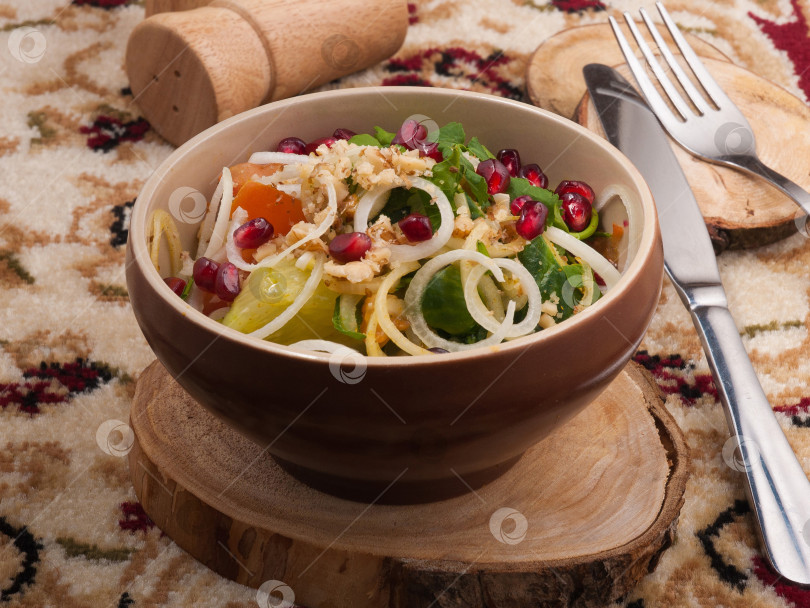 Скачать Грузинский салат с овощами, грецкими орехами и зернами граната фотосток Ozero