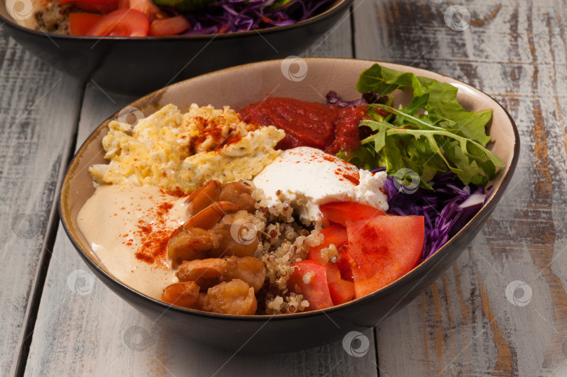 Скачать поке с овощами, яичным пюре, творогом и креветками фотосток Ozero
