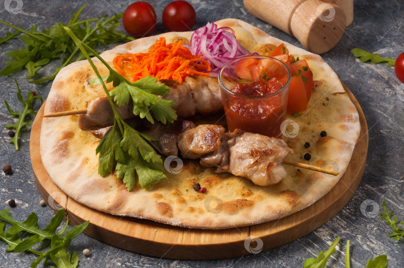 Скачать шашлык из свинины на лаваше с овощами и томатным соусом. Горизонтальная рамка фотосток Ozero