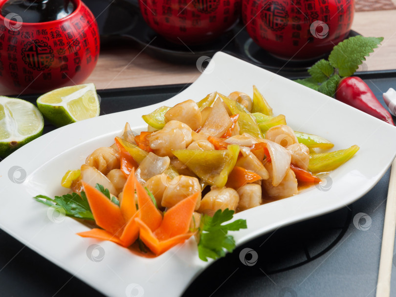 Скачать морской гребешок с овощами на белой тарелке. Китайская кухня фотосток Ozero