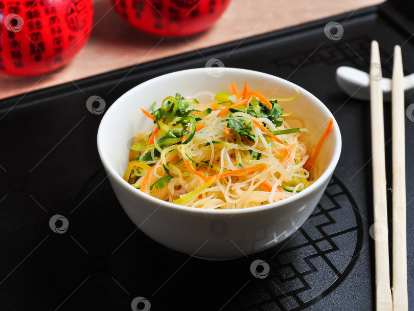 Скачать целлофан с овощами в белой миске на черном фоне фотосток Ozero
