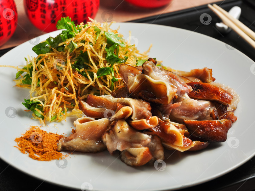 Скачать Свиные ушки по-китайски с овощами и картофелем фри, нарезанным тонкой соломкой фотосток Ozero