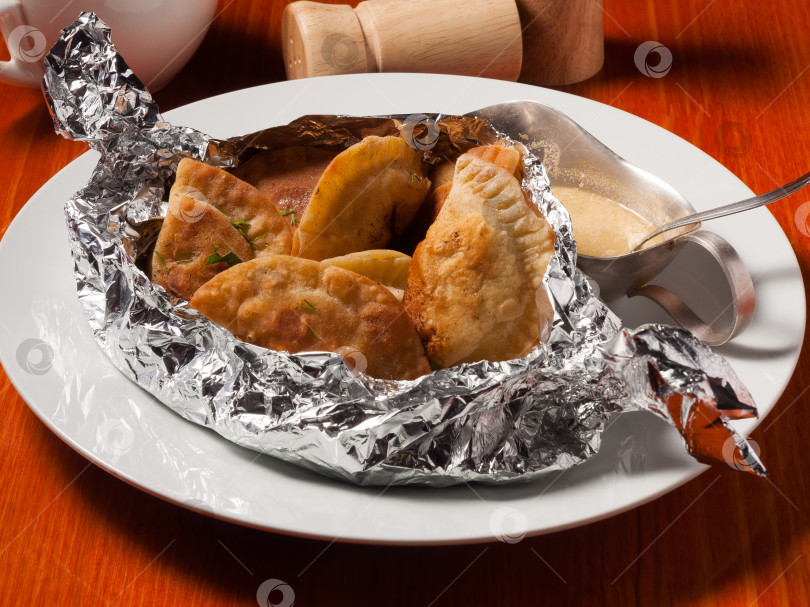 Скачать маленькие пирожки с мясом или курицей, посикунчики с горчичным соусом фотосток Ozero