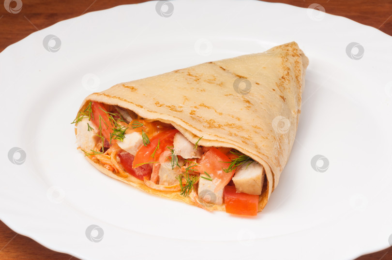 Скачать блинчики с помидорами и курицей на белой тарелке фотосток Ozero