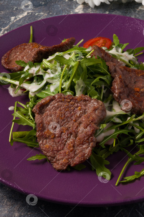 Скачать салат из жареной говядины, рукколы и соуса. Вертикальная рамка фотосток Ozero