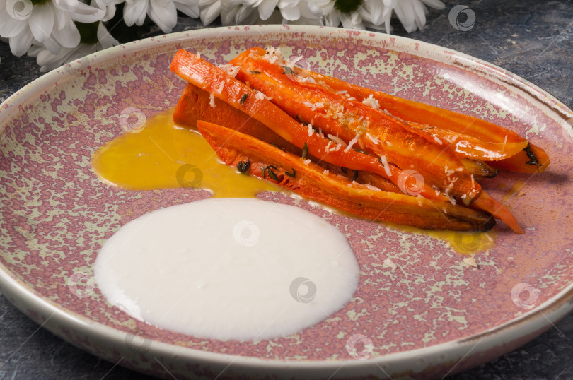 Скачать запеченная морковь с манговым соусом. Горизонтальная рамка фотосток Ozero