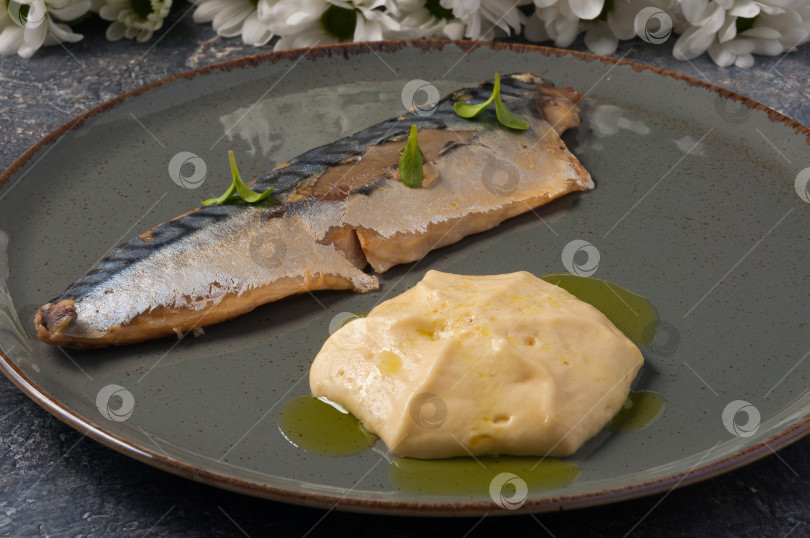 Скачать копченая скумбрия с картофельным кремом. Горизонтальная рамка фотосток Ozero