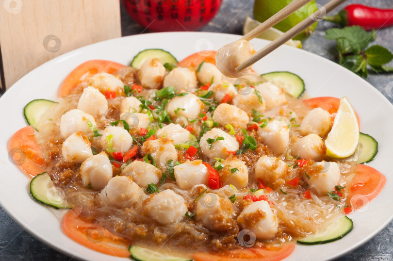 Скачать Китайская кухня: вкусный морской гребешок со стеклянной лапшой фотосток Ozero