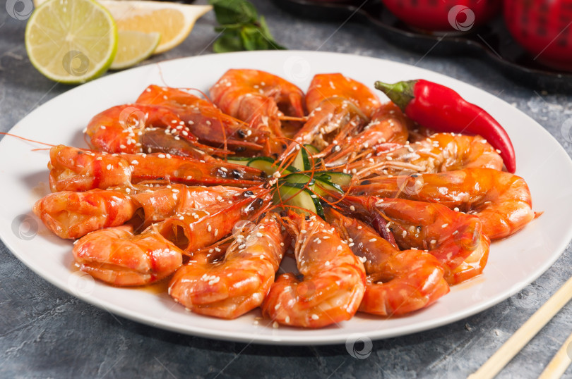 Скачать Китайская кухня: королевские креветки в кисло-сладком соусе фотосток Ozero