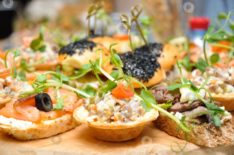 Скачать рыбные и мясные закуски на шведском столе: крупный план фотосток Ozero