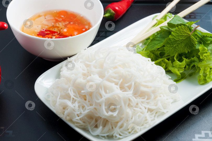 Скачать Азиатская кухня: рисовая лапша с соусом. Закрыть фотосток Ozero