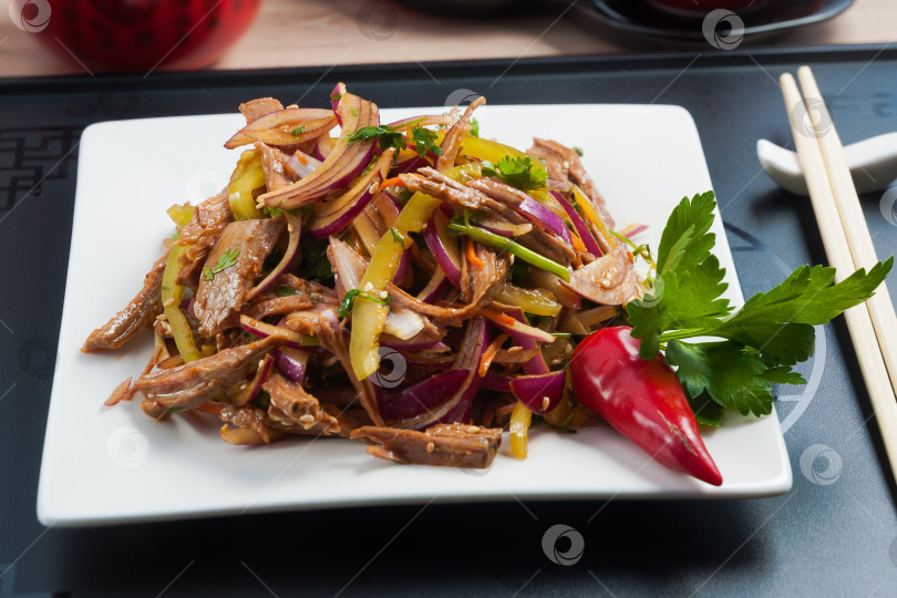 Скачать говядина с перцем и луком. Азиатская кухня фотосток Ozero
