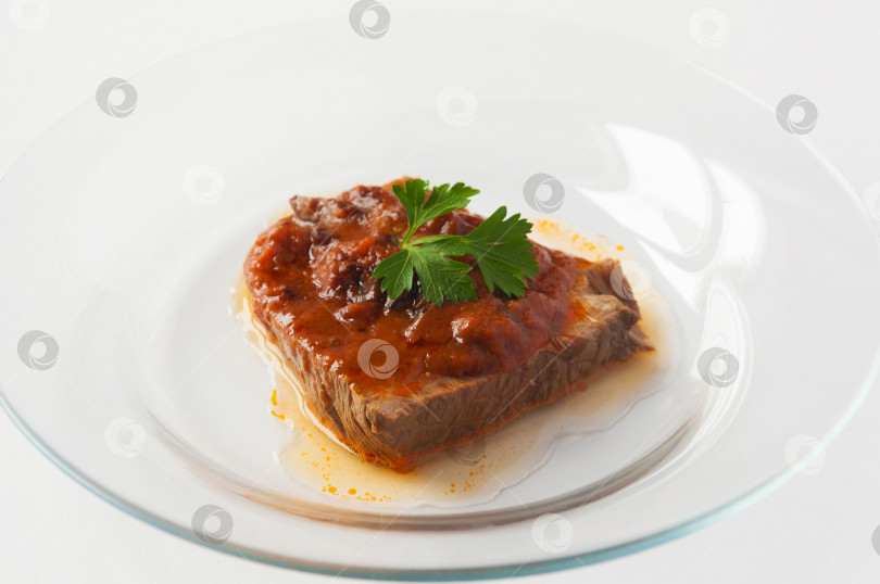 Скачать отварная говядина с соусом из петрушки. Диетическое блюдо фотосток Ozero