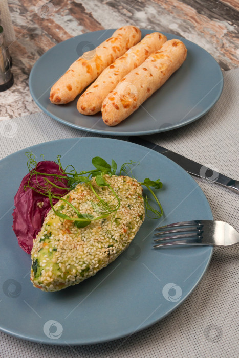 Скачать овощные котлеты с кунжутом и сырными хлебными палочками. Здоровое питание фотосток Ozero