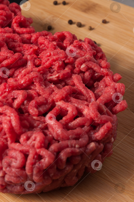 Скачать вкусная съемка крупным планом свежего сырого говяжьего фарша фотосток Ozero
