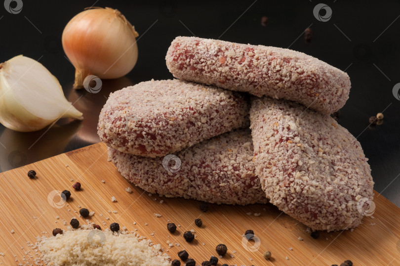 Скачать котлеты из сырой свинины с луком в панировочных сухарях фотосток Ozero