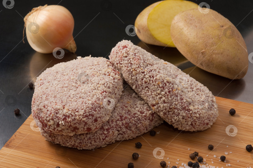 Скачать сырые котлеты с мясом, картофелем и луком фотосток Ozero