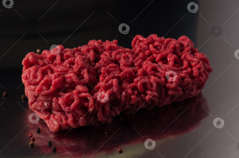 Скачать вкусный сырой говяжий фарш в зеркальном отражении фотосток Ozero