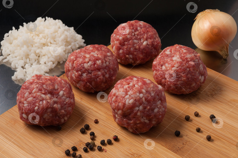 Скачать фрикадельки из сырой говядины с рисом на деревянной доске фотосток Ozero