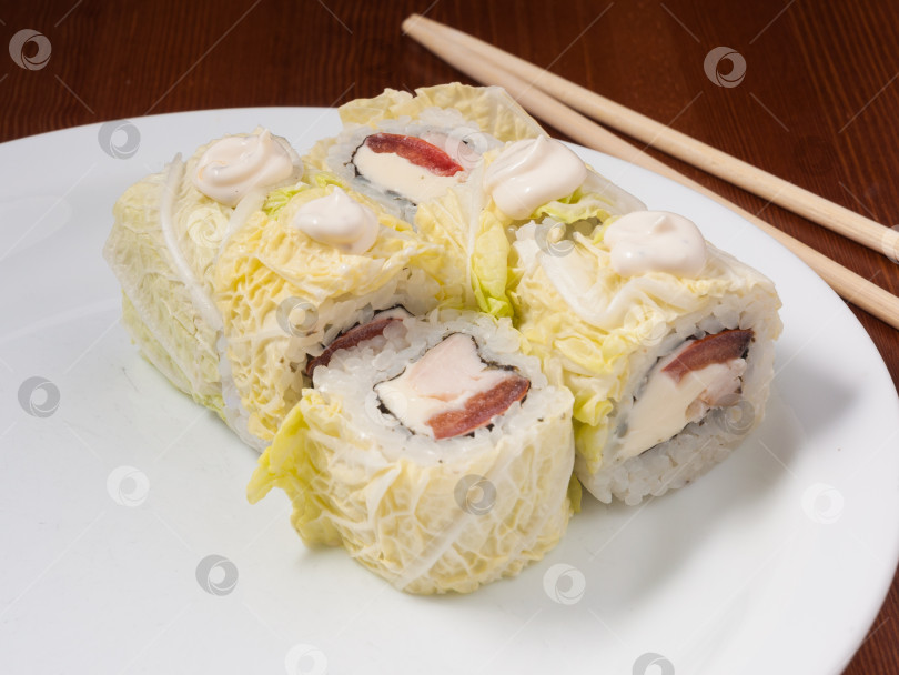 Скачать вкусный суши-ролл "Цезарь" на белой тарелке фотосток Ozero