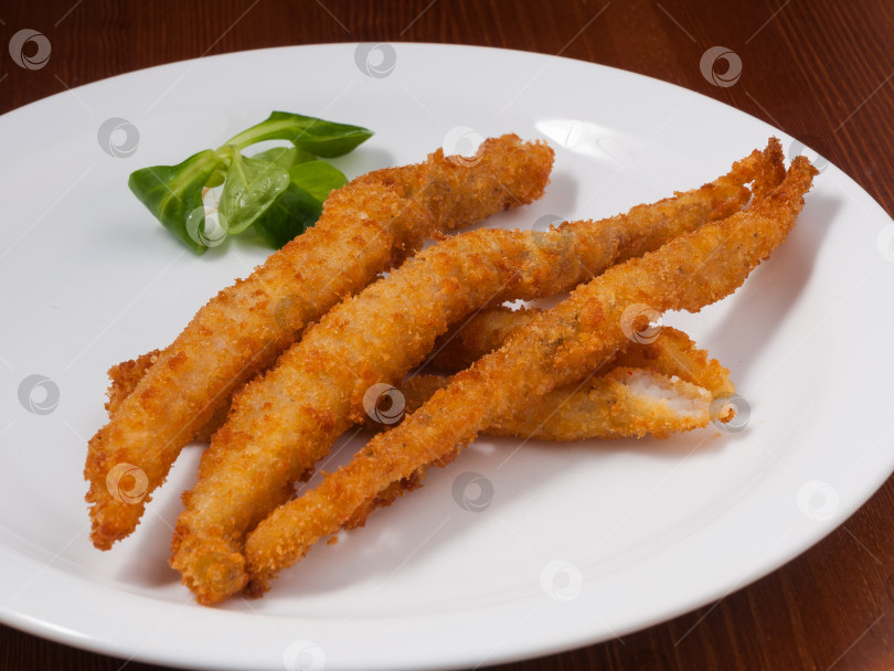 Скачать вкусные рыбные палочки в кляре ручной работы на белой тарелке фотосток Ozero