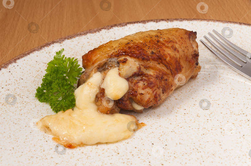 Скачать горячий куриный рулет с сыром. закрыть фотосток Ozero