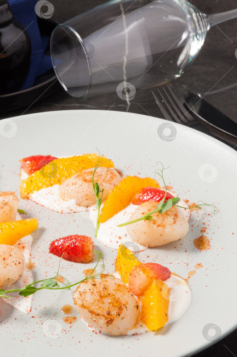 Скачать морской гребешок с апельсином и клубникой. закрыть фотосток Ozero