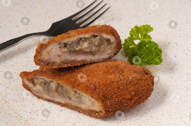 Скачать мясные зразы с грибами украшают зеленью. закрыть фотосток Ozero