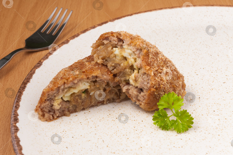 Скачать мясные зразы с луком и яйцом. закрыть фотосток Ozero