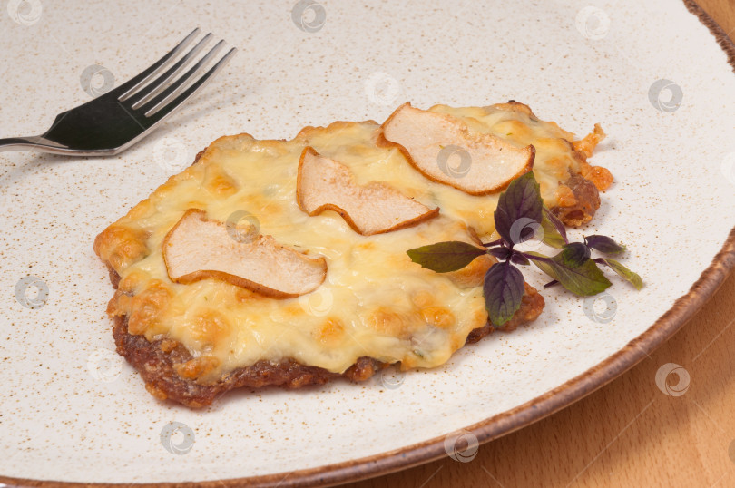 Скачать свиные отбивные с сыром, запеченные с грушами фотосток Ozero