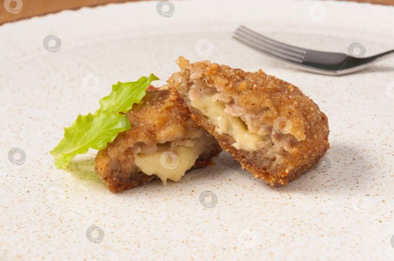 Скачать мясные зразы с сыром на тарелке. закрыть фотосток Ozero