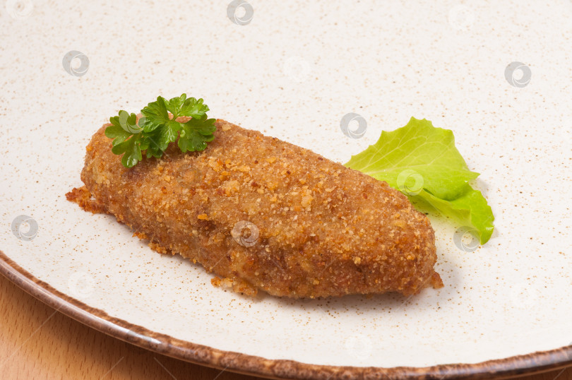 Скачать зразы с курицей на легкой тарелке. закрыть фотосток Ozero