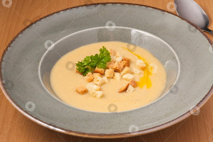 Скачать суп-пюре с гренками, украшенный зеленью. закрыть фотосток Ozero