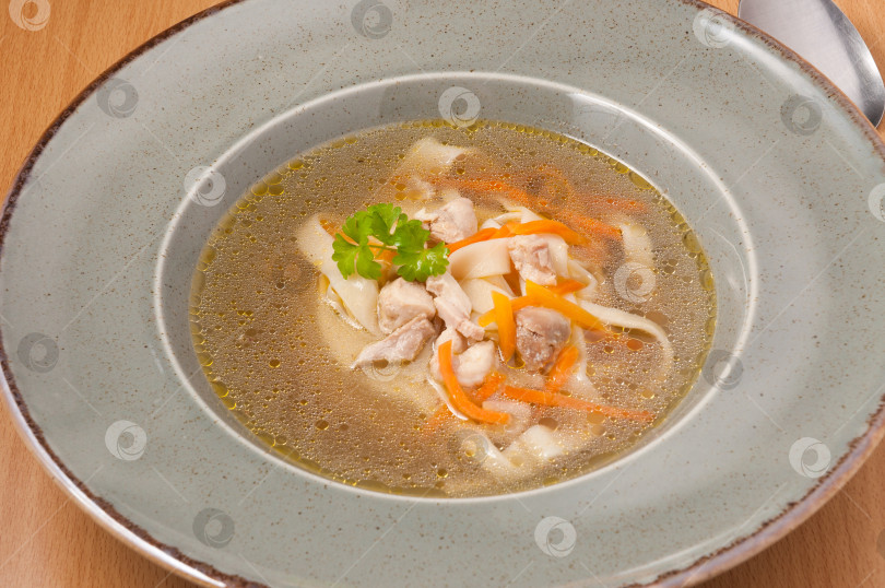 Скачать куриный суп с лапшой и зеленью. закрыть фотосток Ozero